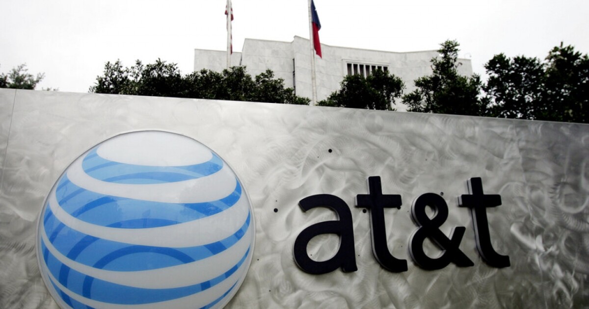 Thousands report national AT&T cellphone outage [Video]