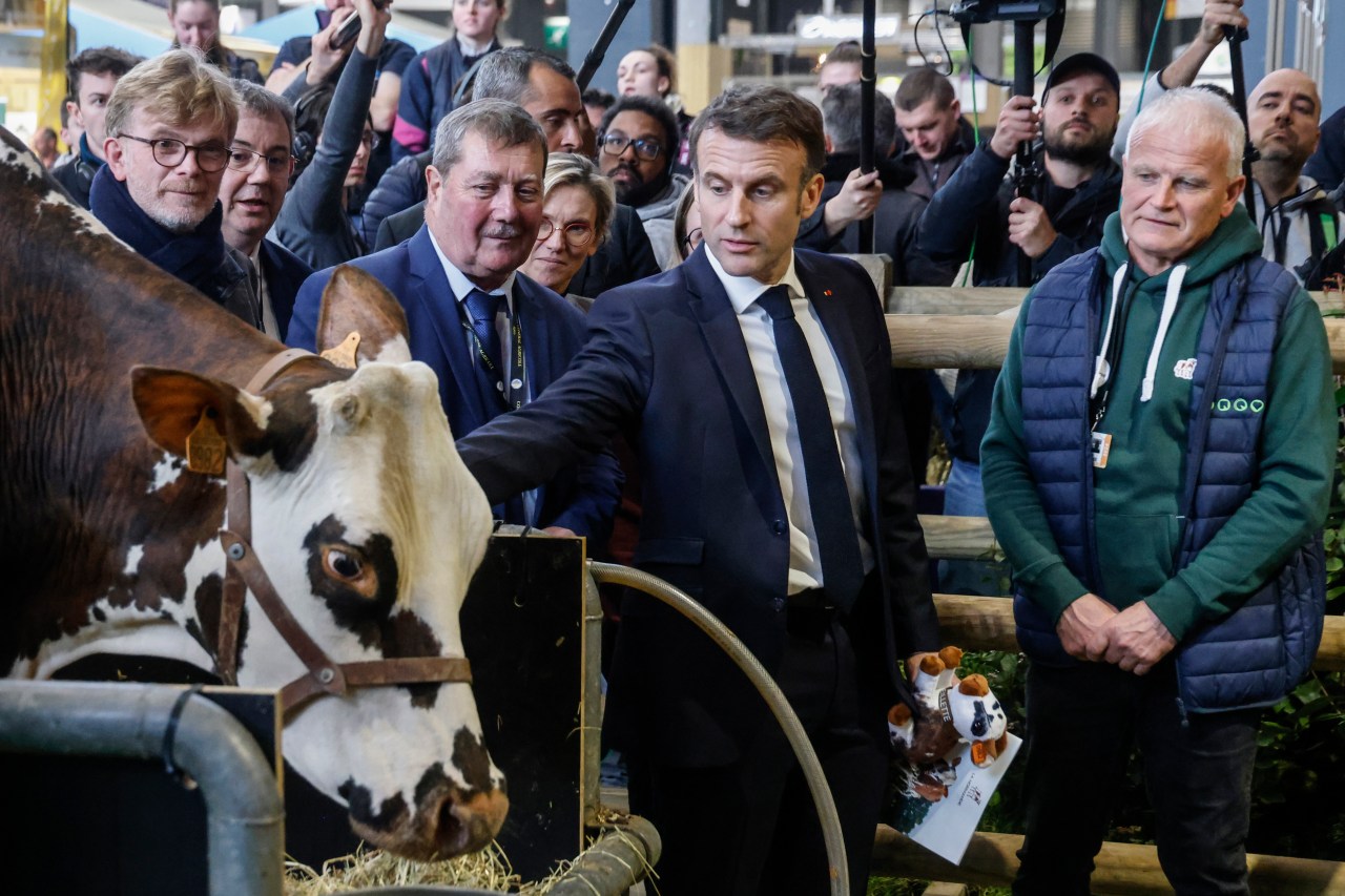 Macron booed by French farmers who blame him for not doing enough to support agriculture | KLRT [Video]