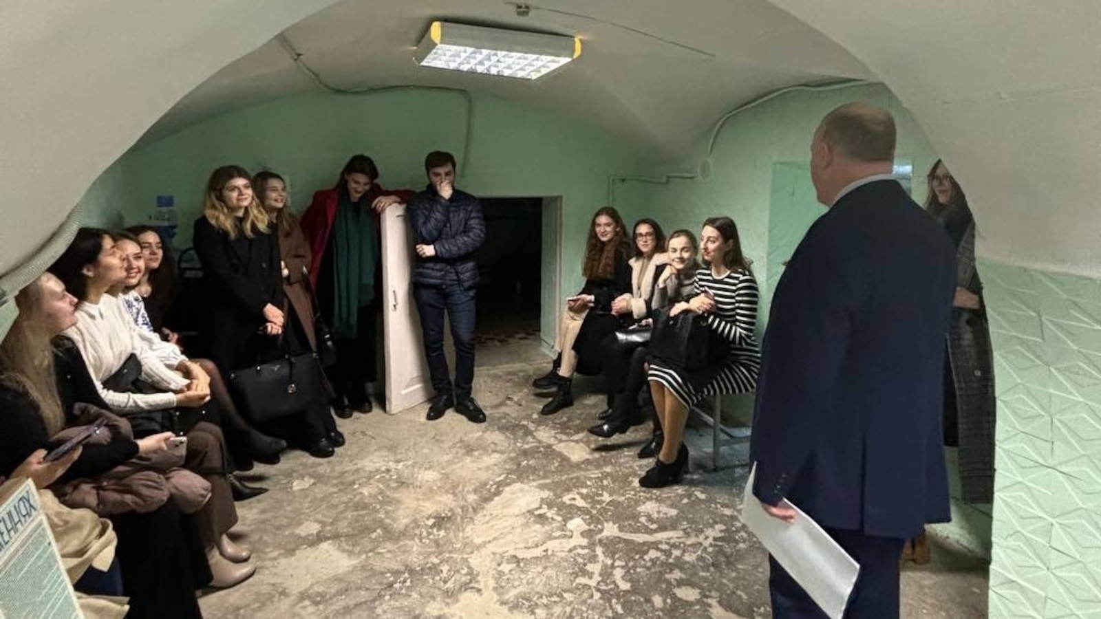 In a bomb shelter under Kyiv, a US professor taught Ukrainian students about the art of peace [Video]