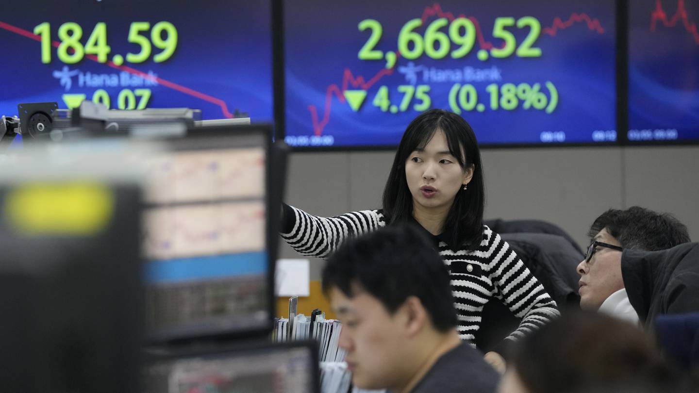 Asian shares are mixed as China unveils 5% economic growth target for 2024  WFTV [Video]