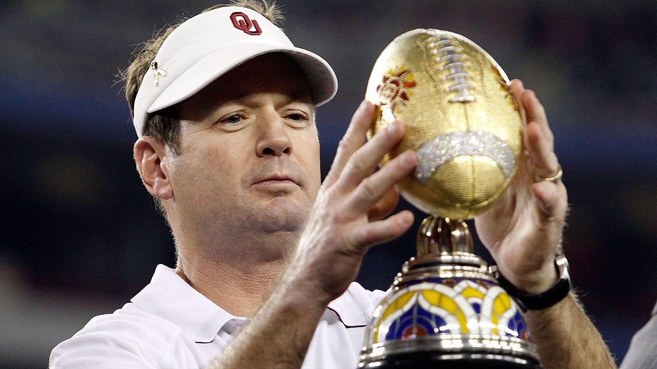 National champion Bob Stoops calls for commissioner to govern college football, salary cap [Video]