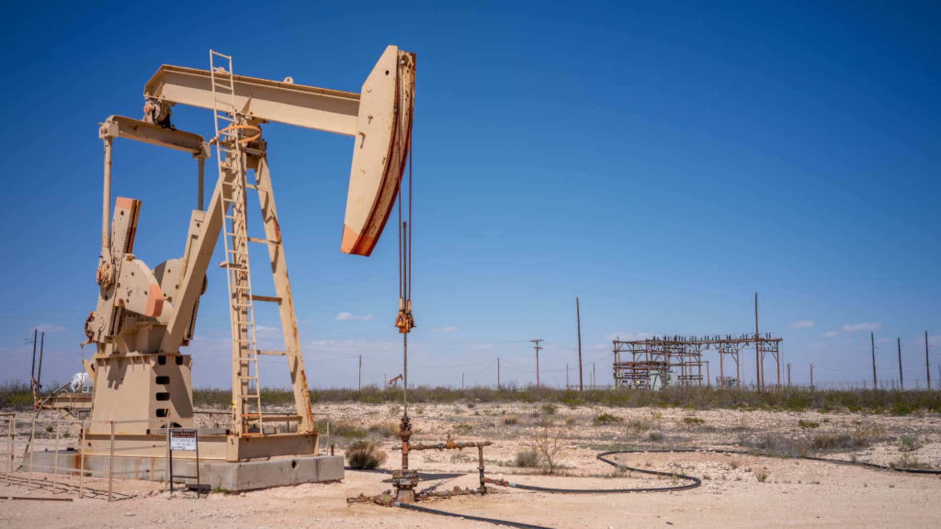 WTI, Brent fall as U.S. crude stockpiles rise [Video]