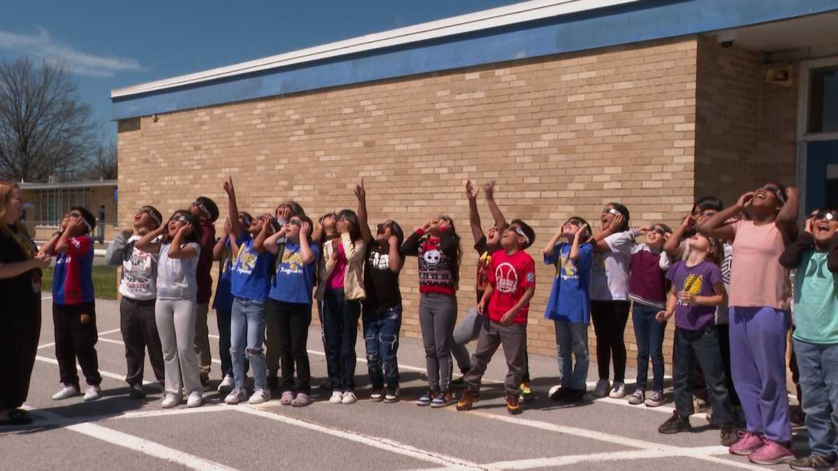 Arkansas STEM Coalition gives out thousands of free eclipse glasses [Video]