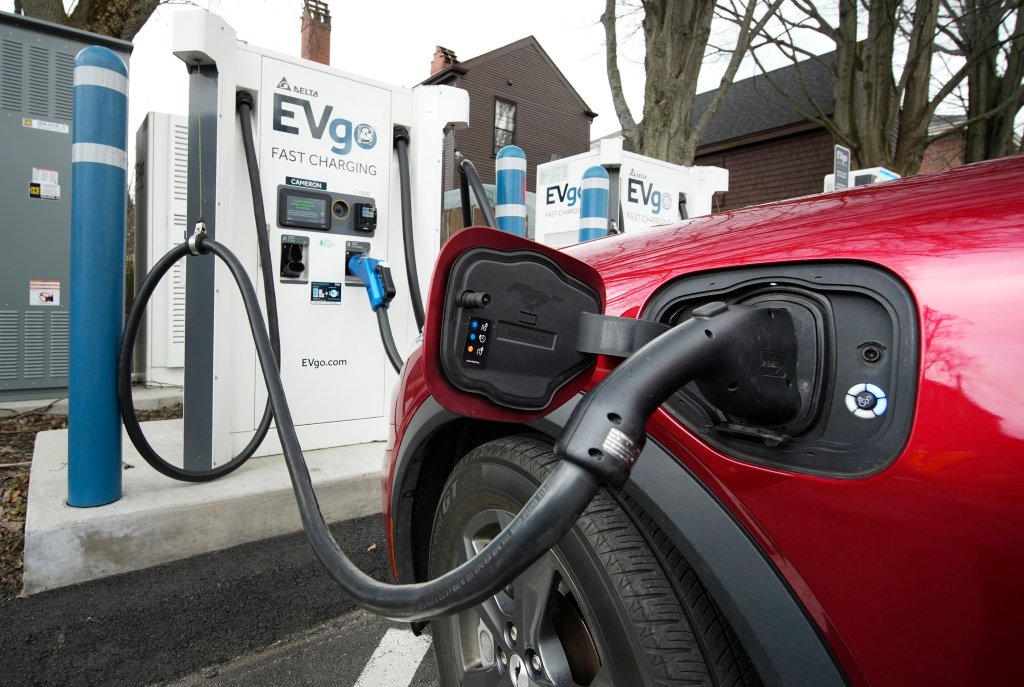 Maines targets to reduce emissions may be harder to hit without electric vehicle standards [Video]