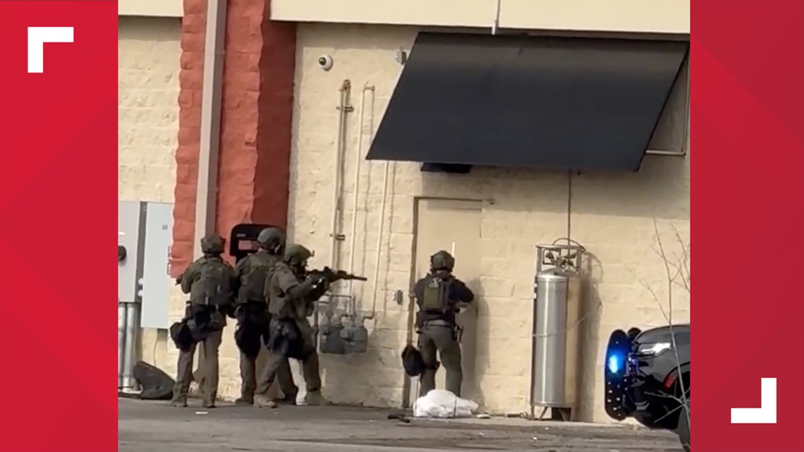 Arkansas police shoot man after barricading himself inside center [Video]