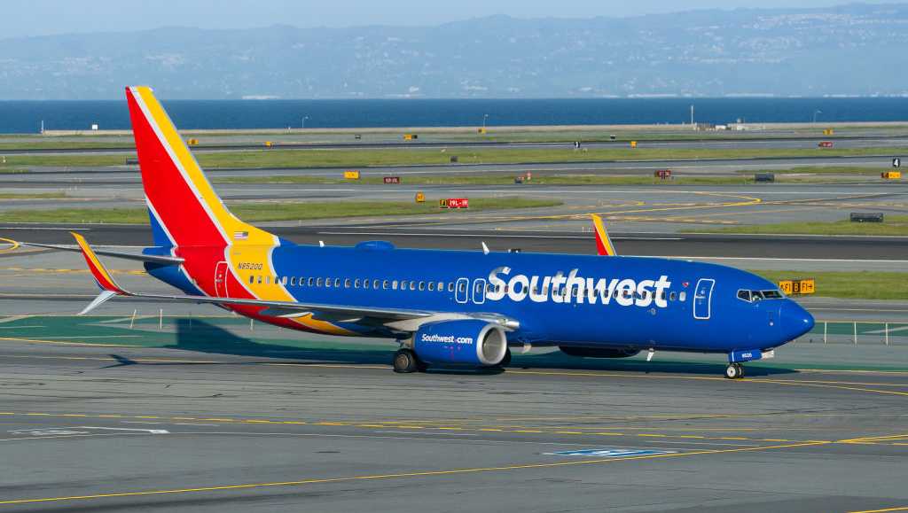 Southwest Boeing 737-800 flight from Denver loses engine cover, FAA investigating [Video]