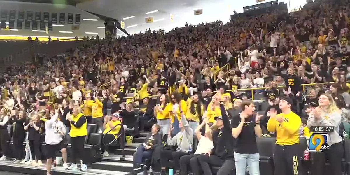 Hawkeye crowd fills Carver as Hawks play in National Championship [Video]