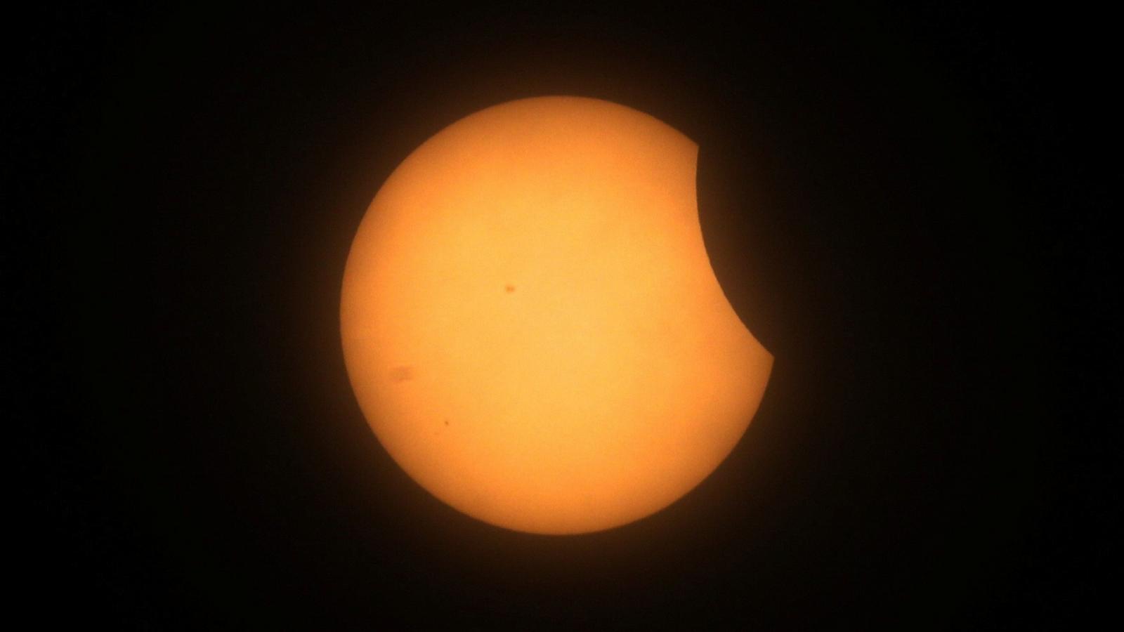 Solar eclipse live updates: Partial eclipse begins in Mexico [Video]