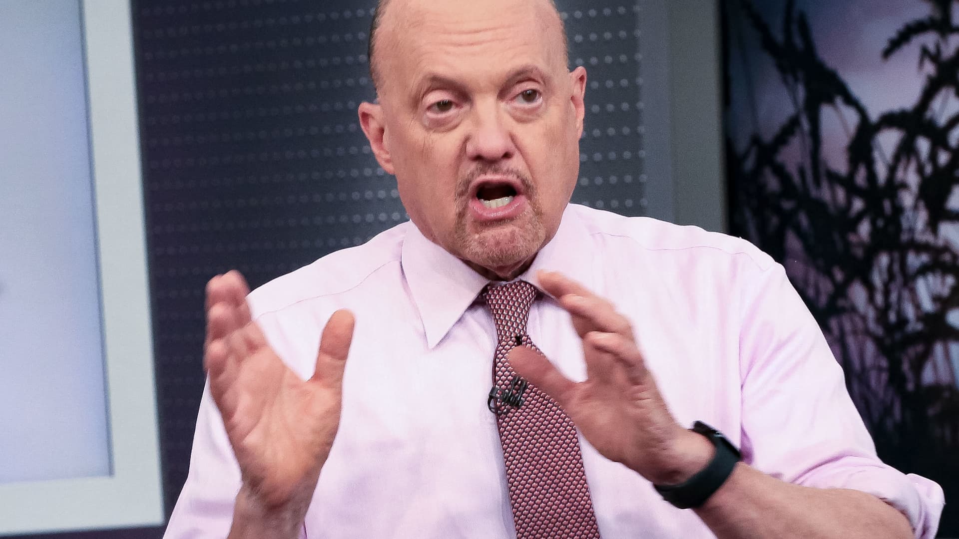 Cramer says economy is strong; ‘don’t hold your breath’ for rate cuts [Video]