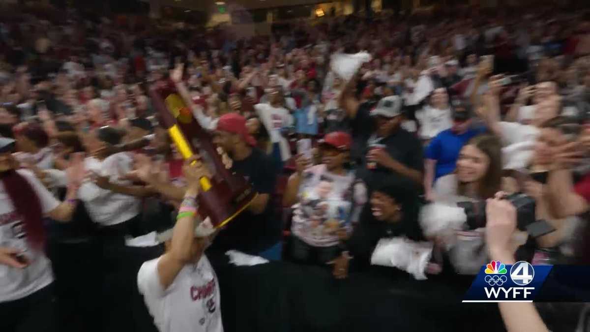 Gamecock fans welcome team home to Columbia [Video]