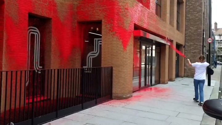 Watch moment protesters spray red paint over Labour headquarters | News [Video]