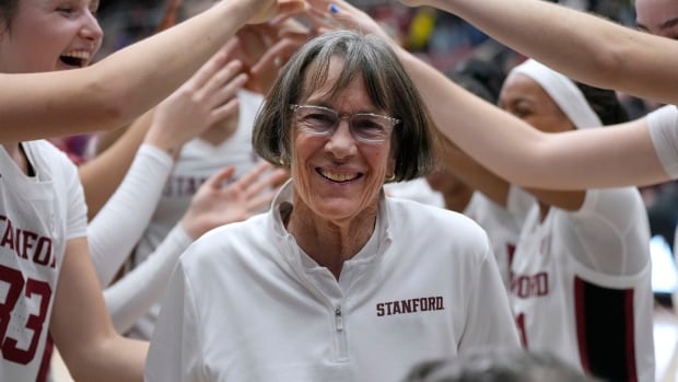 Tara Vanderveer, winningest basketball coach in NCAA history, retires after 45 years [Video]