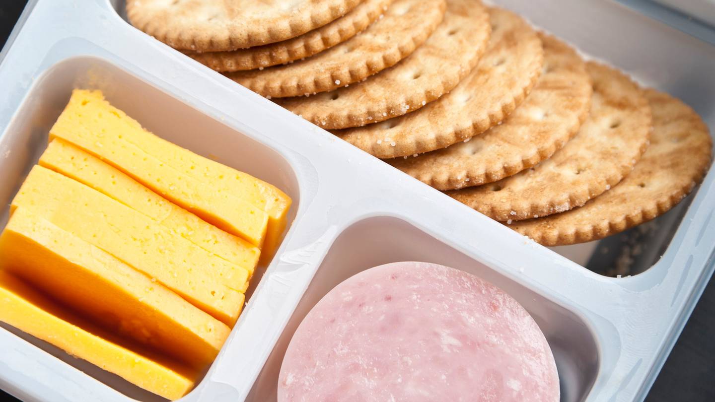 Consumer Reports investigation shows high sodium levels in Lunchables cafeteria versions  Boston 25 News [Video]