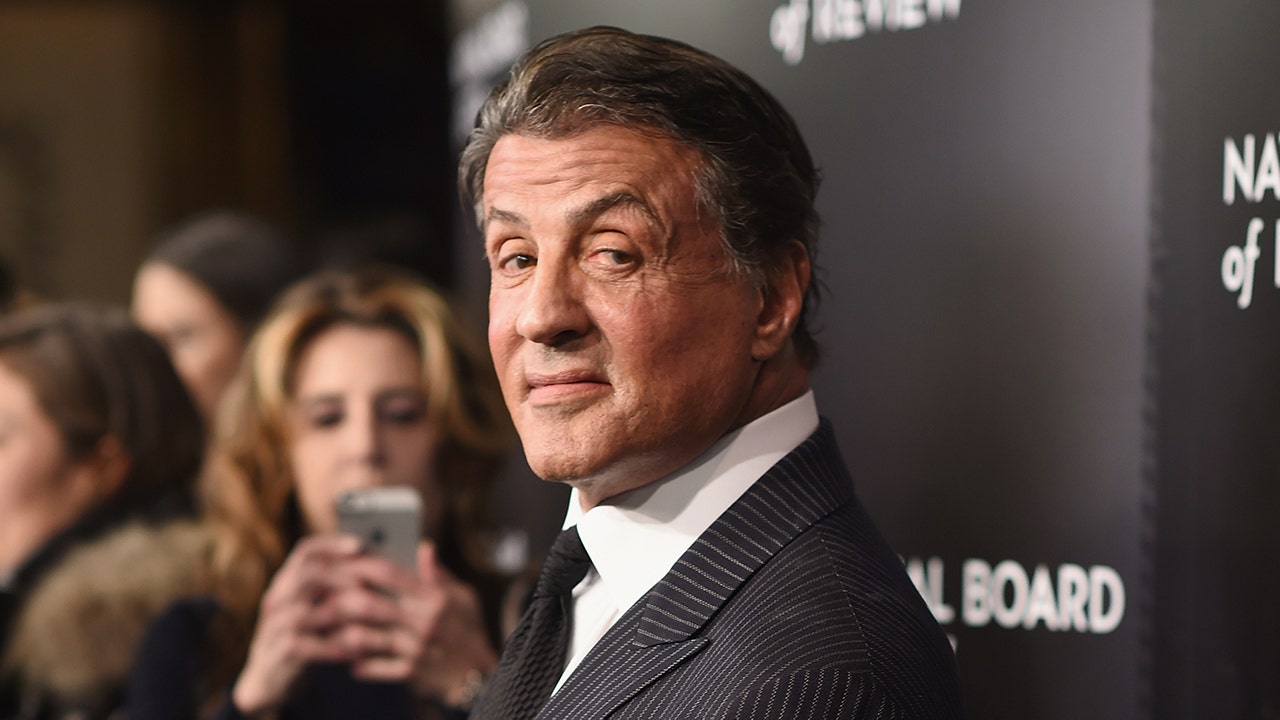 Paramount investigating claim Sylvester Stallone mocked extras on ‘Tulsa King’ set: source [Video]