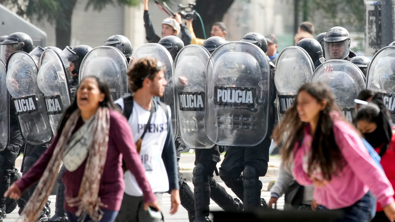 Police crack down on leftist anti-Milei protests in Argentina [Video]