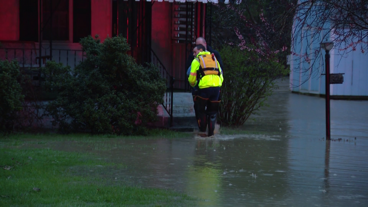 Flash floods deluge towns in Pennsylvania, West Virginia [Video]