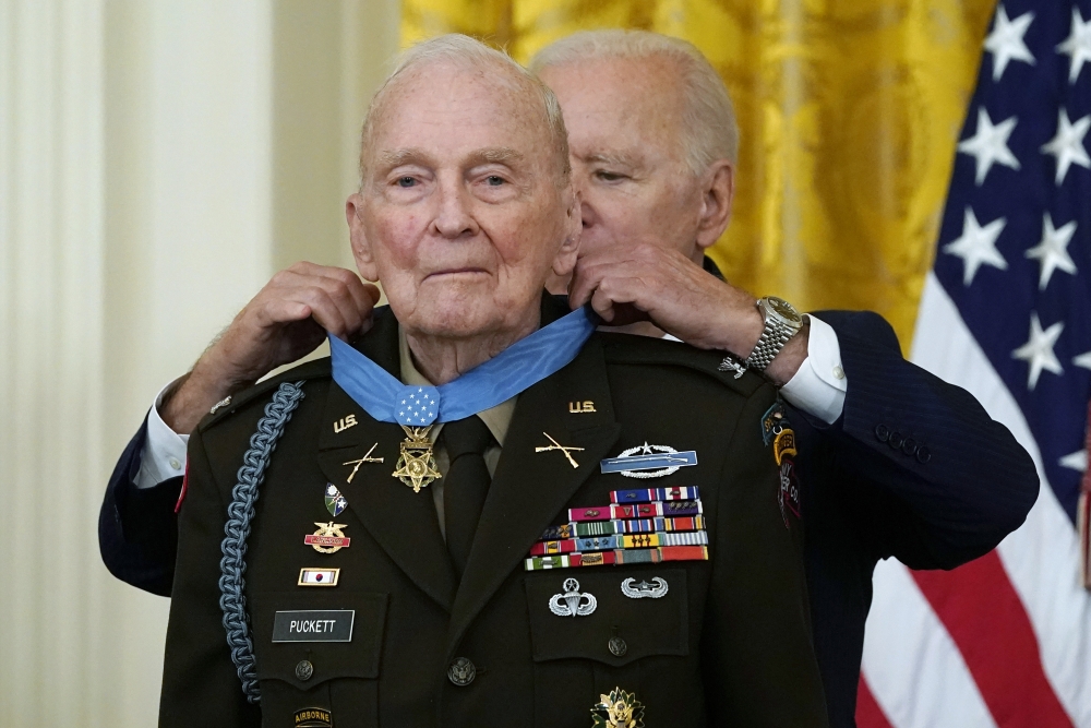Ralph Puckett Jr., awarded Medal of Honor for heroism during Korean War, dies at 97 [Video]