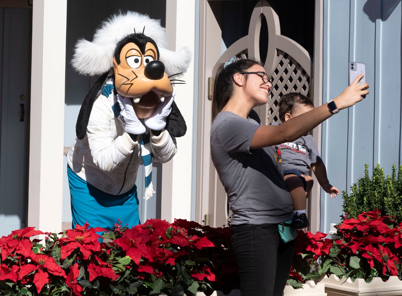 Woman suing Disneyland Resort claiming ‘Goofy’ actor ‘permanently’ injured her, lawsuit says [Video]