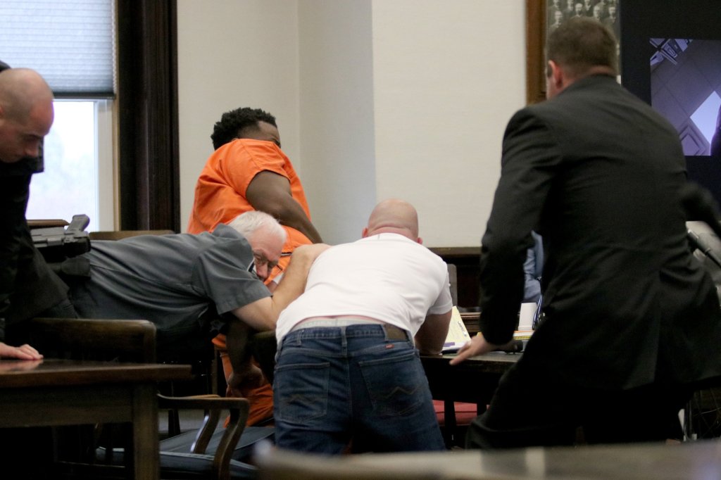 Officer uses stun gun on family member as Skowhegan courtroom melee breaks out during murder sentencing [Video]