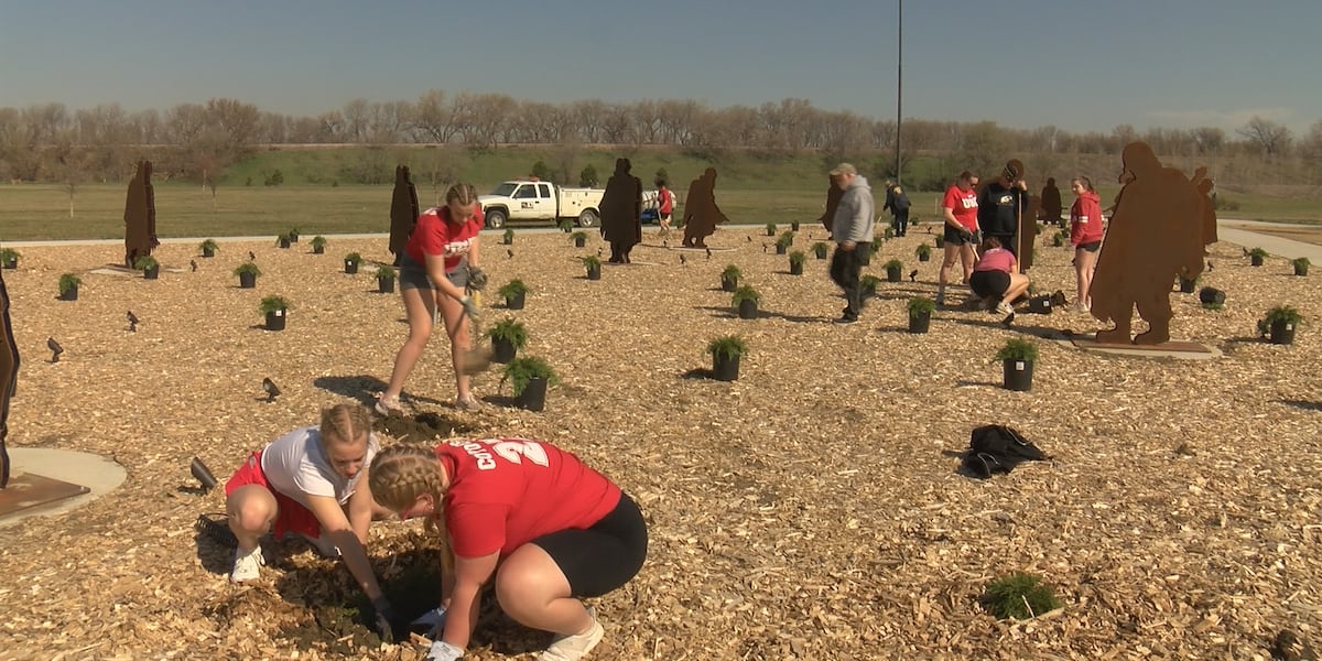 USD students help landscape Siouxland Freedom Park [Video]