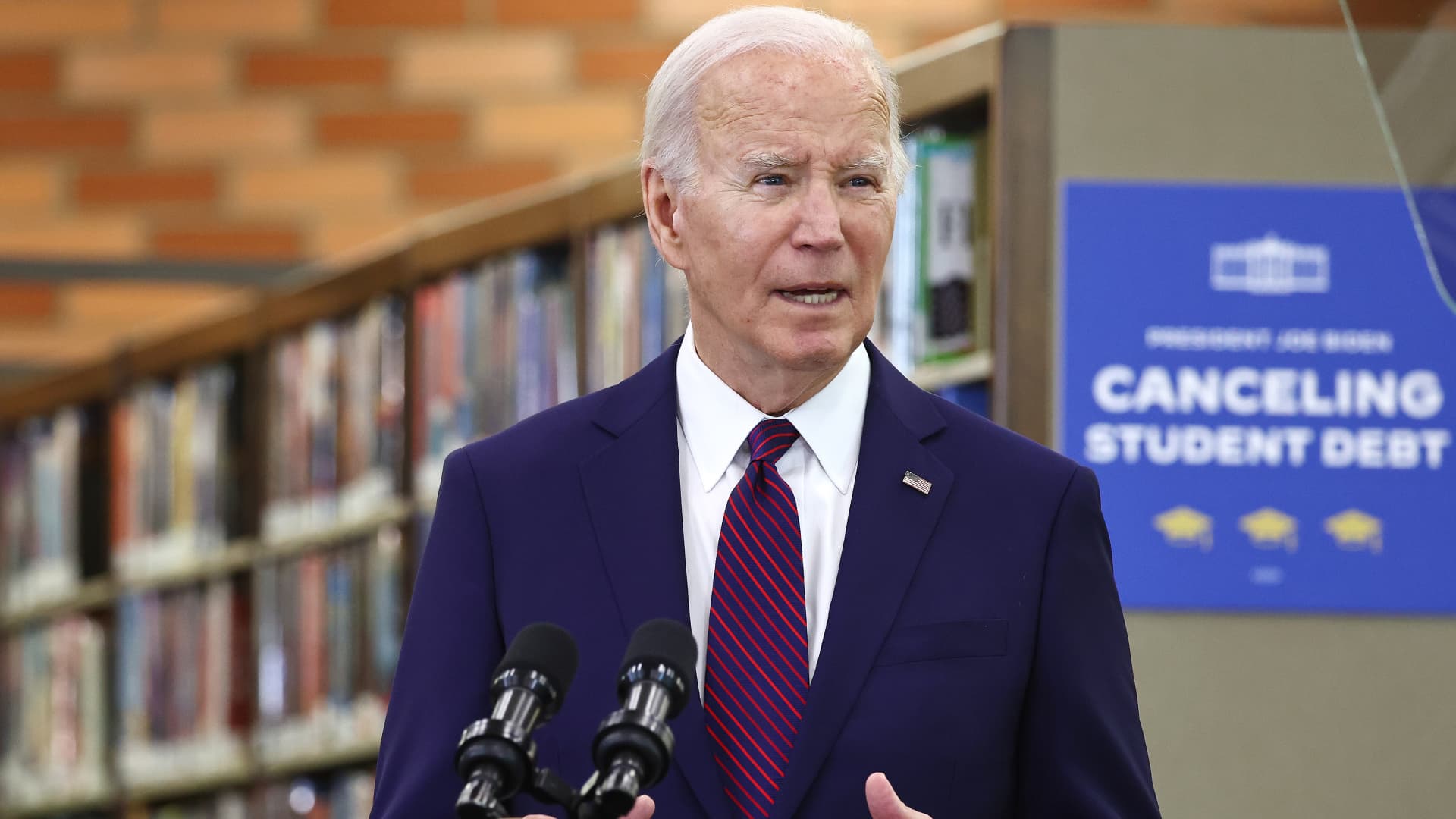 How Biden’s new student loan forgiveness plan differs from his first [Video]