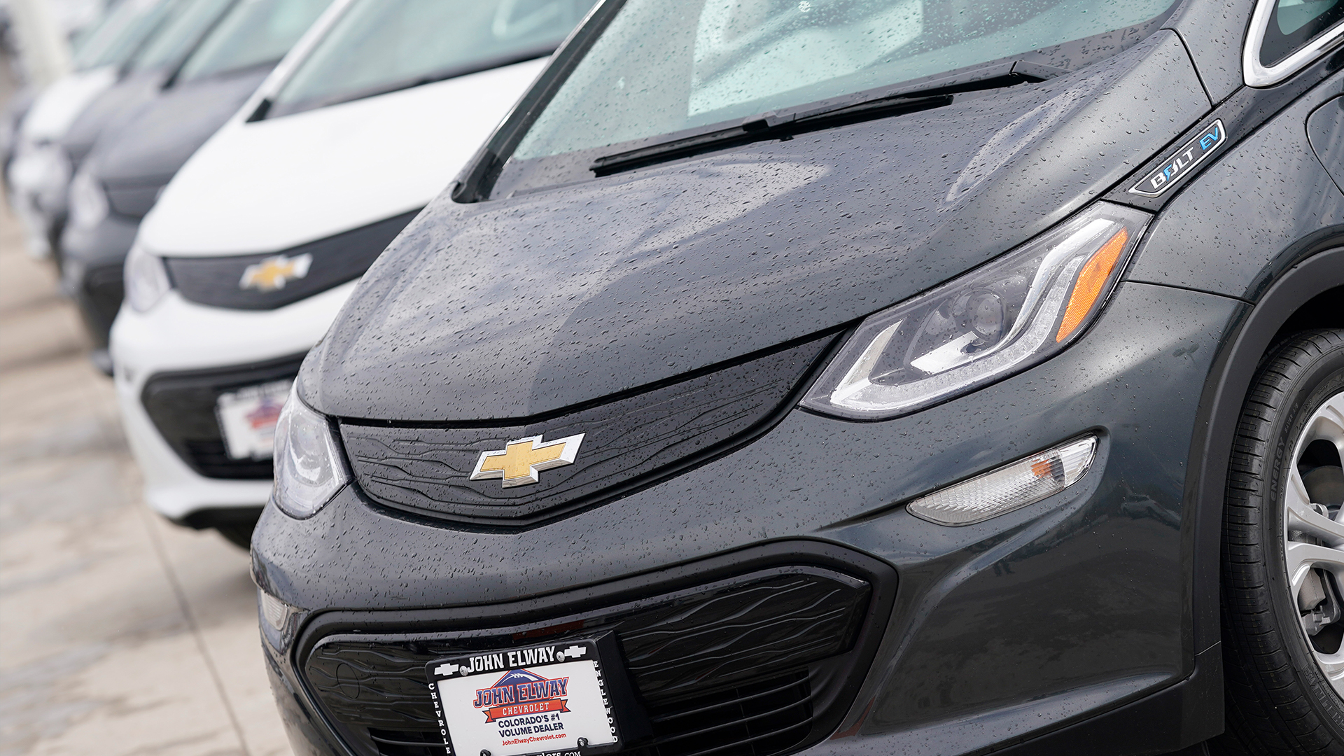 Shortage of EV chargers leaves Chevy Bolts sitting unused in parking lot after being discontinued by General Motors [Video]