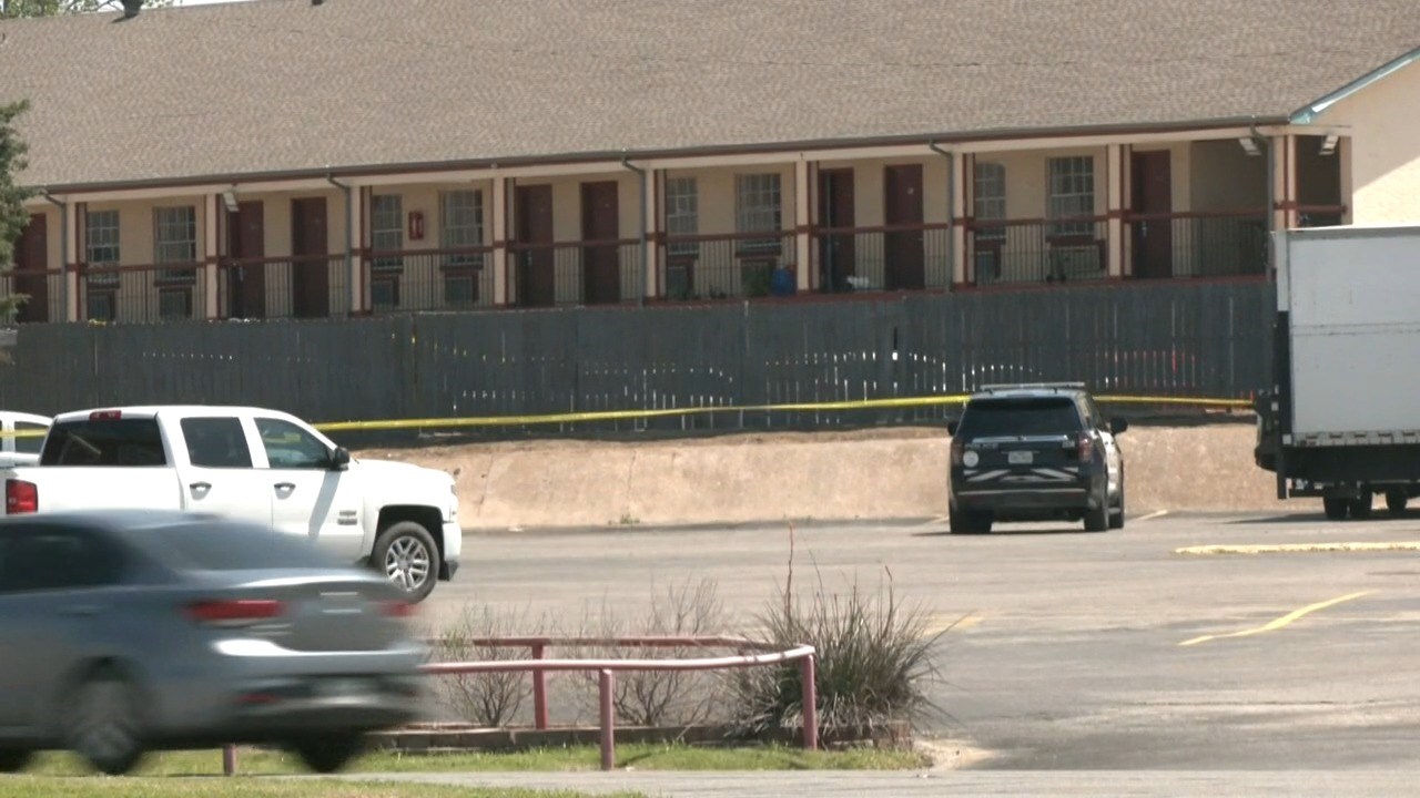 Shooting leaves one man dead near Sherman Inn – KTEN [Video]