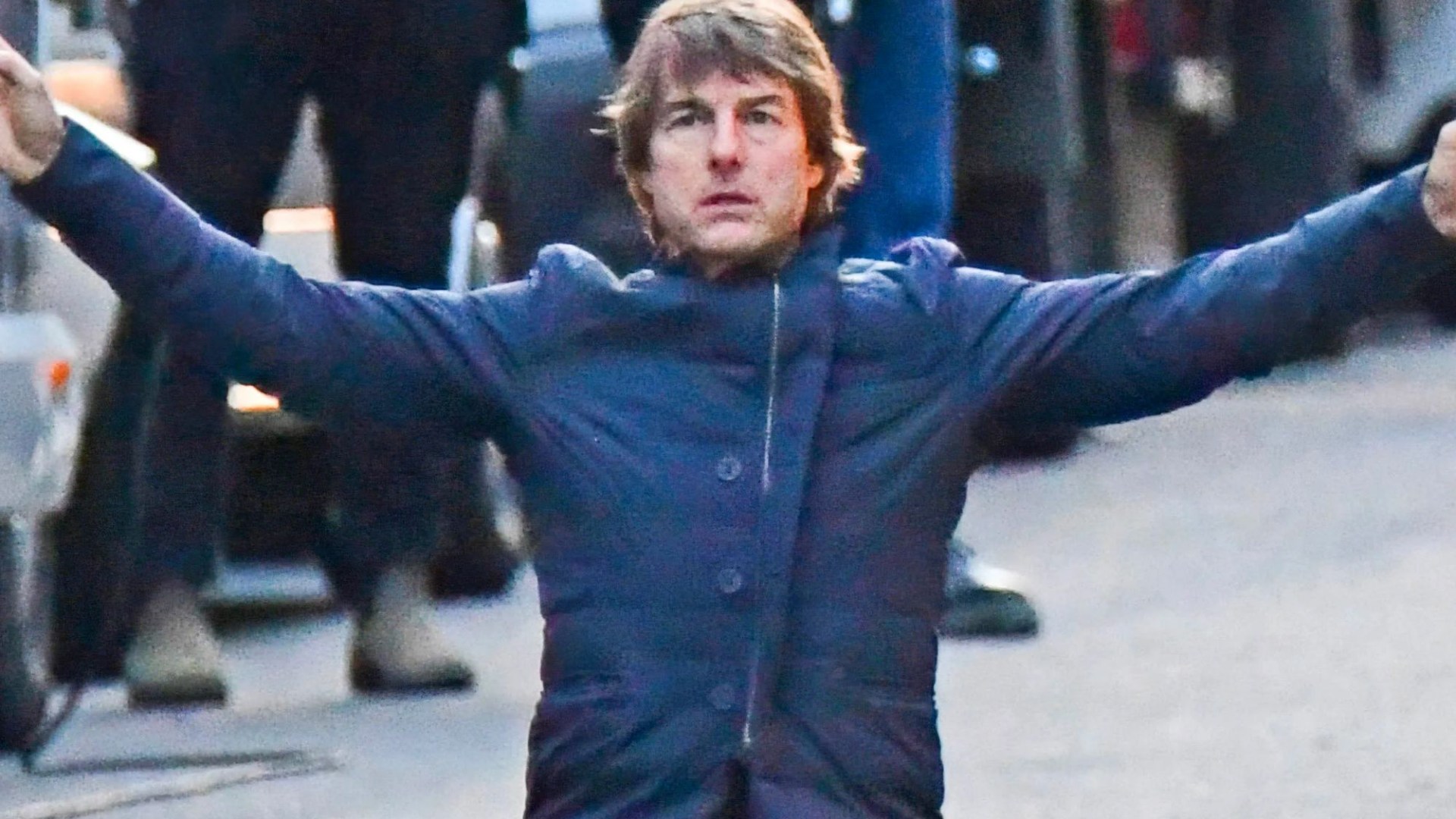Tom Cruise looks terrified as he films dramatic Mission Impossible 8 scenes in London [Video]