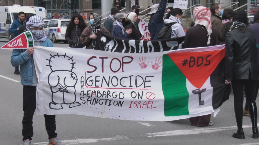Montreal police make 45 arrests after Pro-Palestinian protesters stage sit-in at bank [Video]