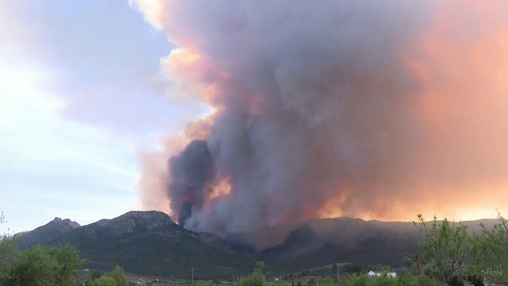 Spain: Alicante fire rages out of control as unseasonal heat persists | News [Video]