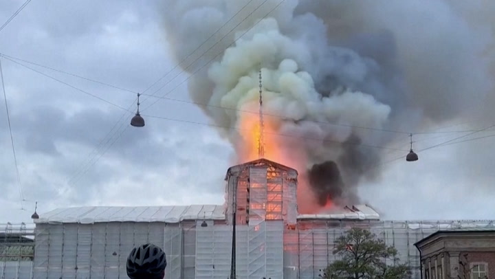 Copenhagen: Spire collapses as fire engulfs stock exchange building | News [Video]
