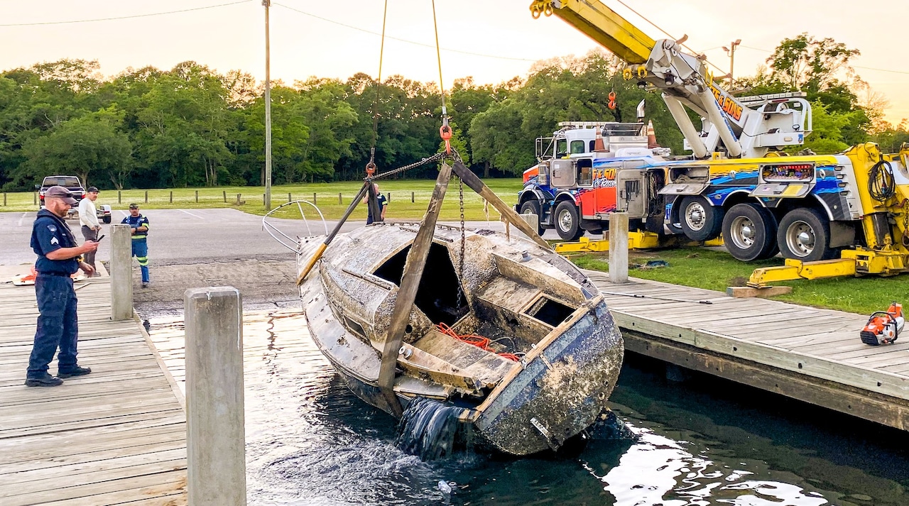 Mobile pulls sunken 28-foot sailboat from creek in federal program to remove derelict vessels [Video]