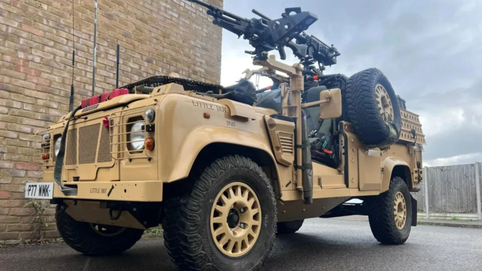 Army Land Rover that saw combat in the Middle East up for sale at same price as a Volvo – and comes with WEAPONS mount [Video]