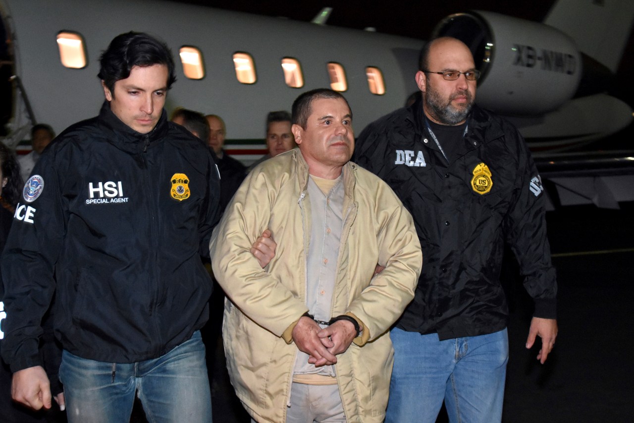 Mexican drug lord Joaqun El Chapo Guzmn claims he cant get calls or visits in a US prison | KLRT [Video]