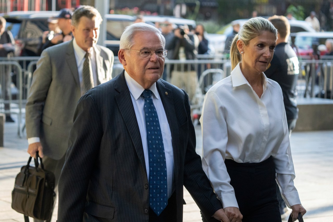 Court papers show Sen. Bob Menendez may testify his wife kept him in the dark, unaware of any crimes | KLRT [Video]