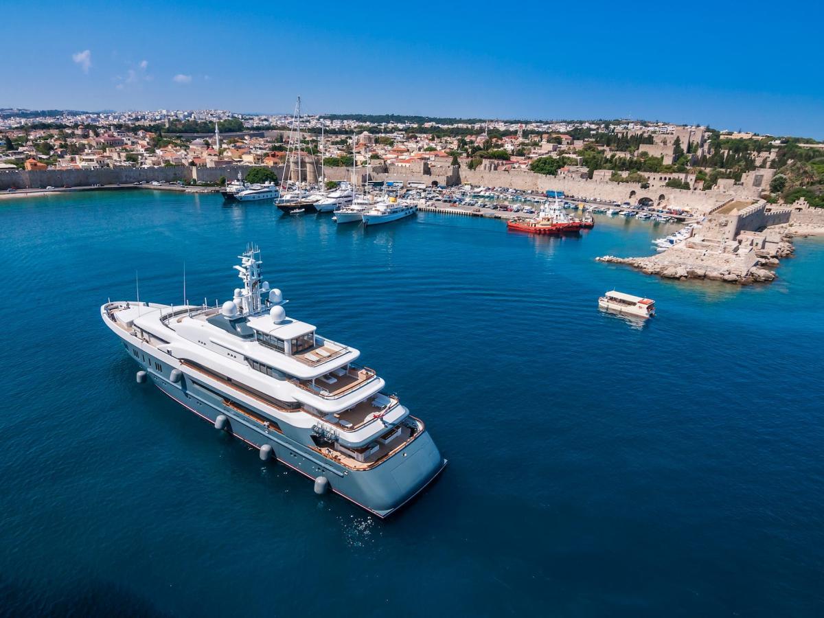 Russian oligarchs can’t buy superyachts  but rich Americans are helping to fill the void [Video]