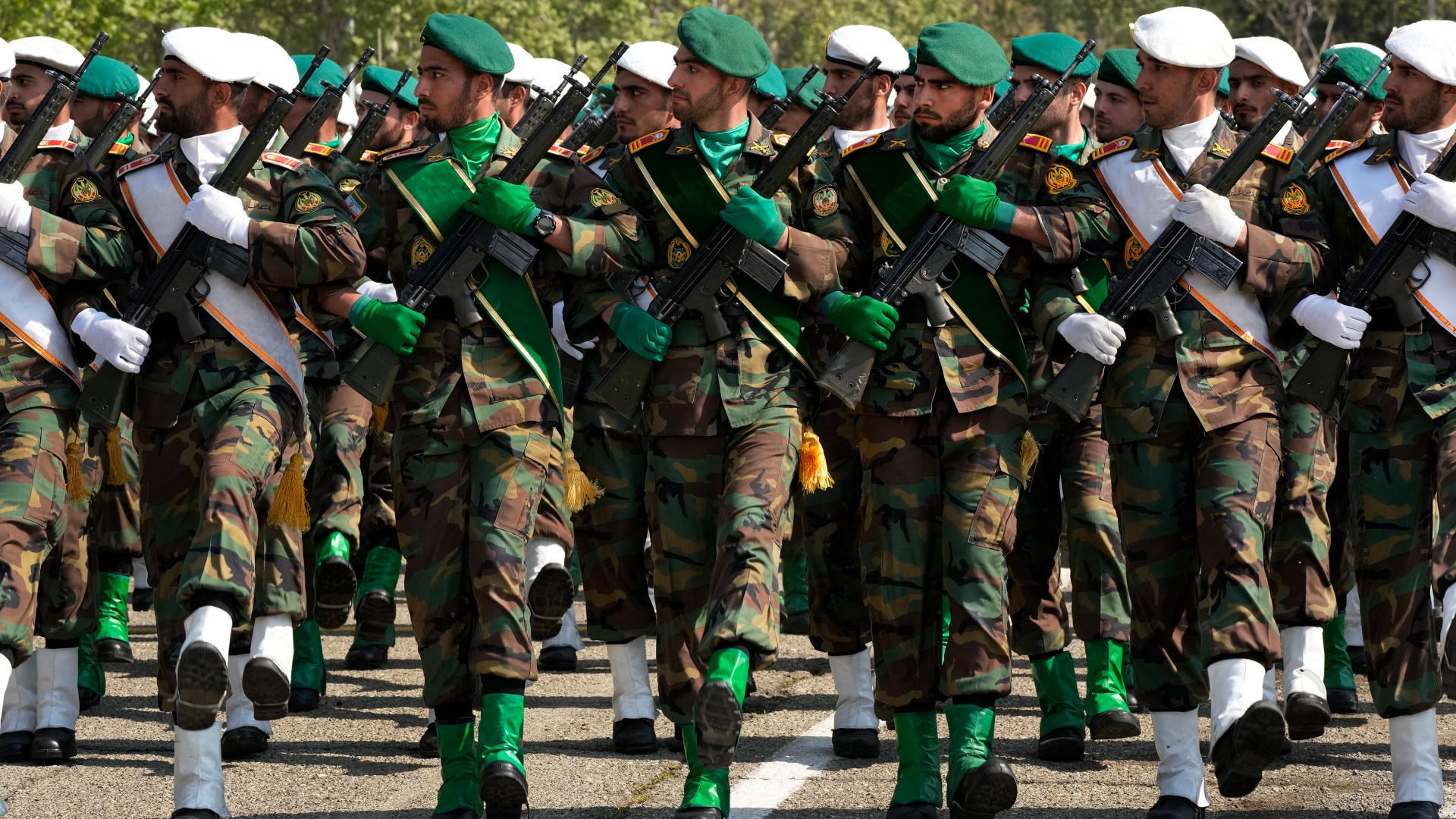 Iran parades gun-touting soldiers & missiles as president vows even ‘tiniest’ Israel attack will spark ‘fierce response’ [Video]