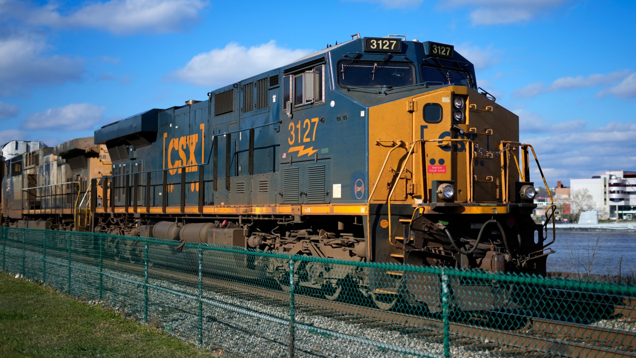 CSX profit drops 10% despite railroad delivering 3% more freight in first quarter | KLRT [Video]