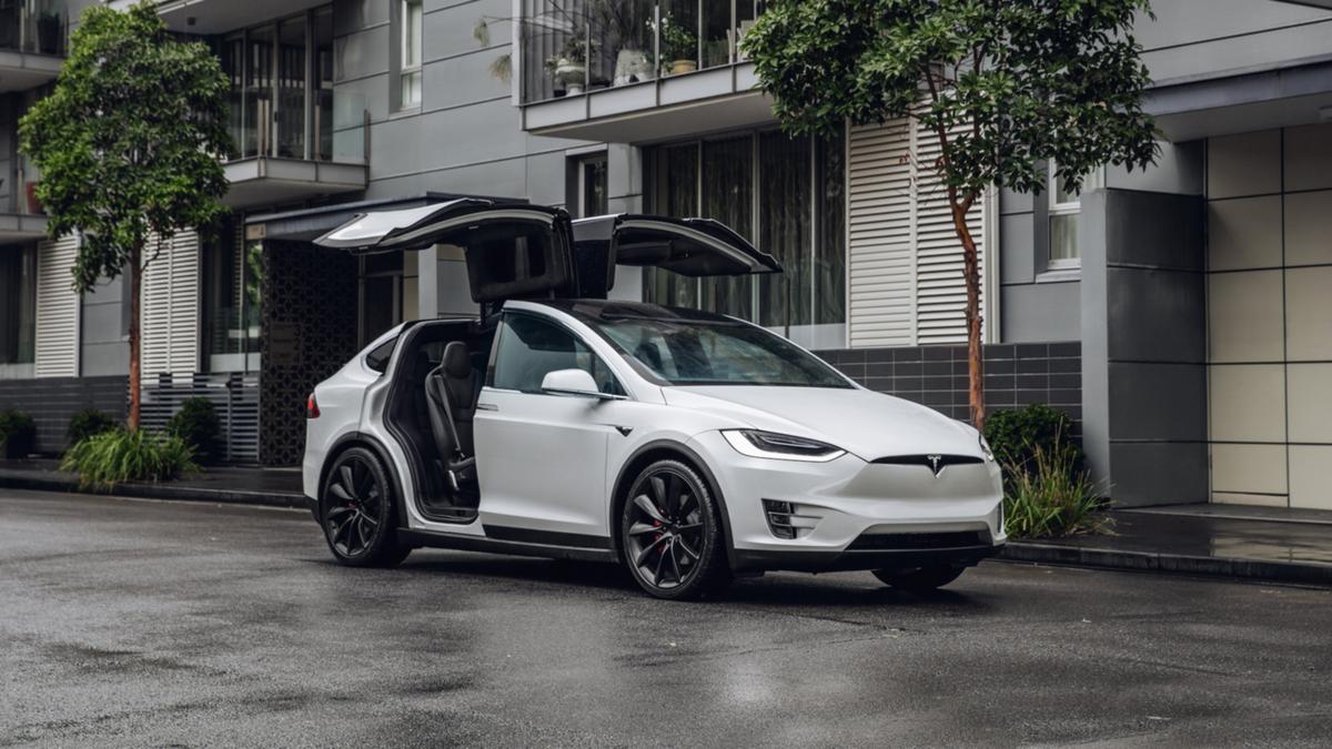 Toddler starts Tesla Model X and hits mother… who sues Tesla [Video]