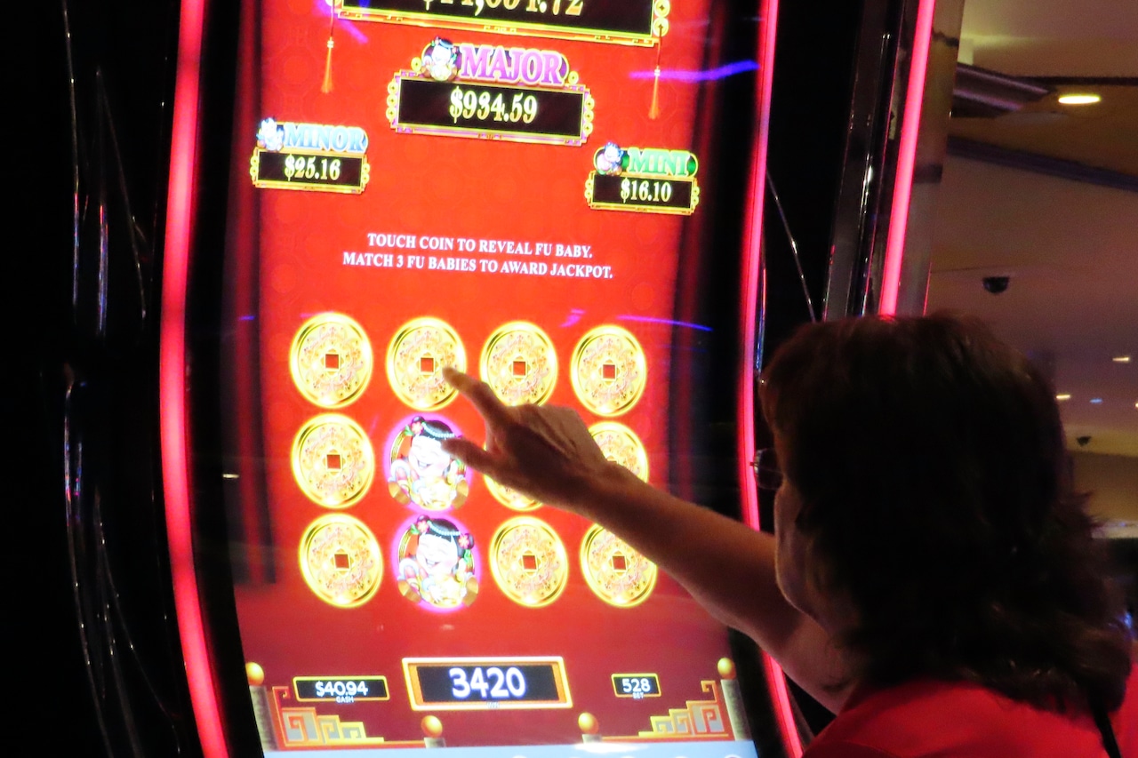 New York competition, smoking, internet betting concerns roil Northeast gambling market [Video]