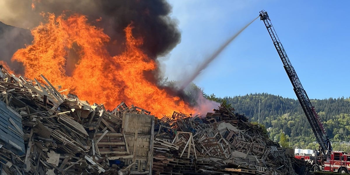 Massive fire contained but continues to burn at wood recycling plant in N Portland [Video]