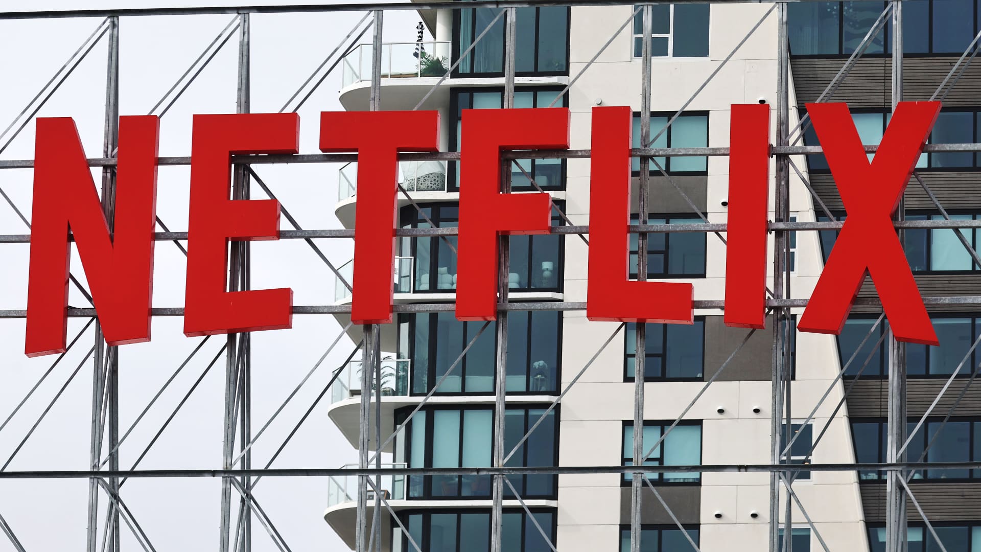 Netflix reports results after the bell. What Wall Street is watching [Video]