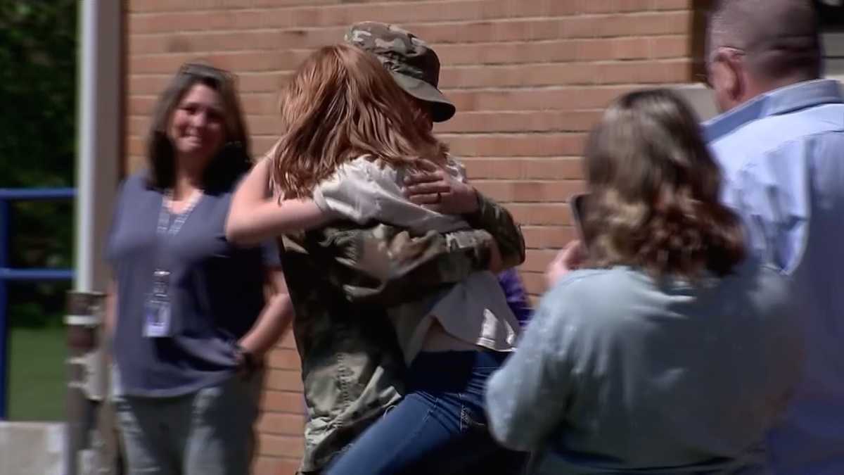 Ohio Army dad makes surprise visit to kids schools [Video]