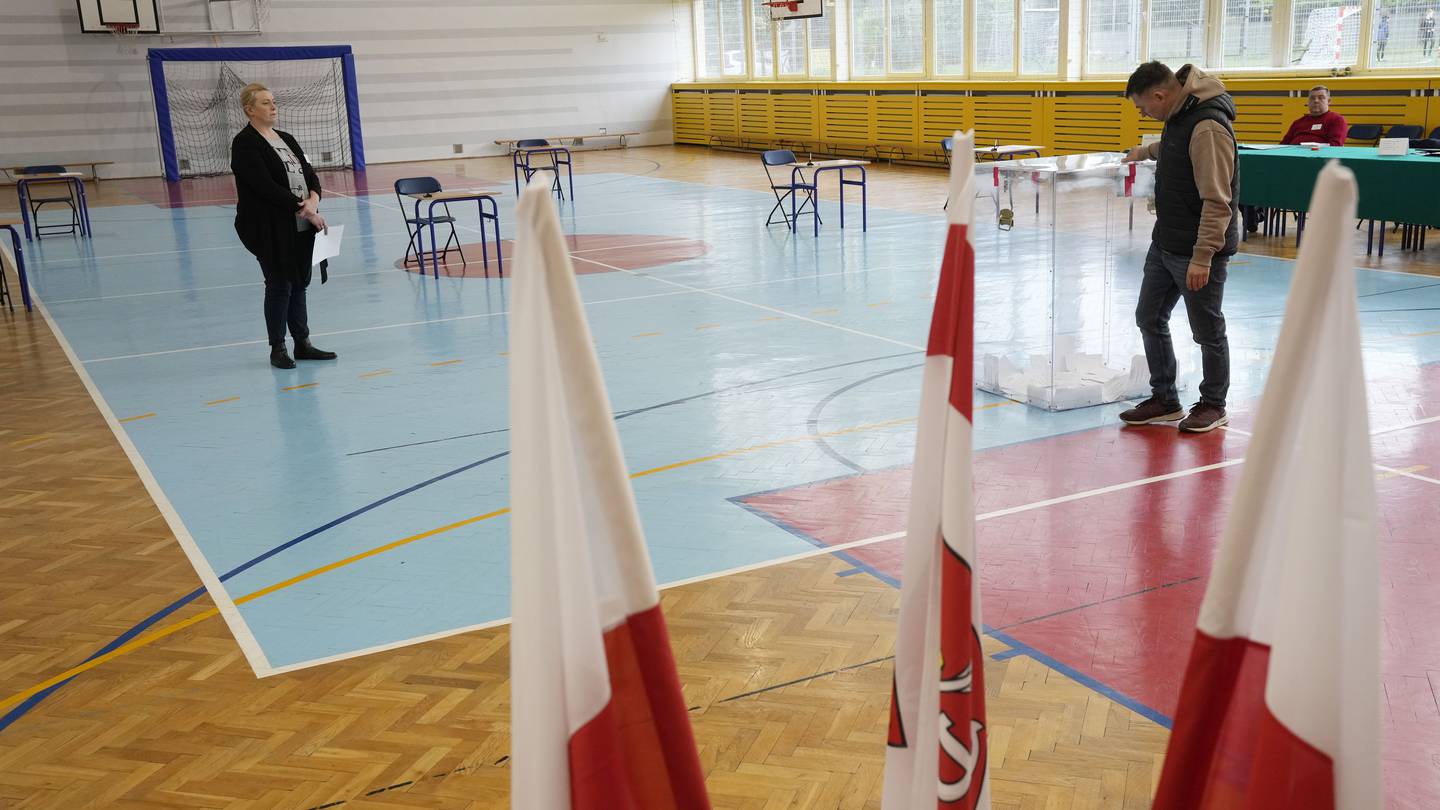 Polish voters choose mayors in hundreds of cities in runoff election  WSB-TV Channel 2 [Video]