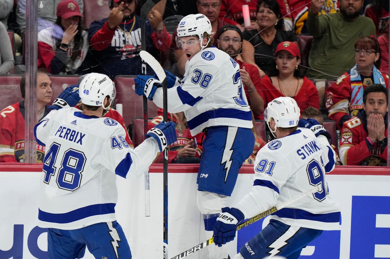 Panthers score twice in the third period and beat the Lightning 3-2 in Game 1 of NHL playoffs | KLRT [Video]