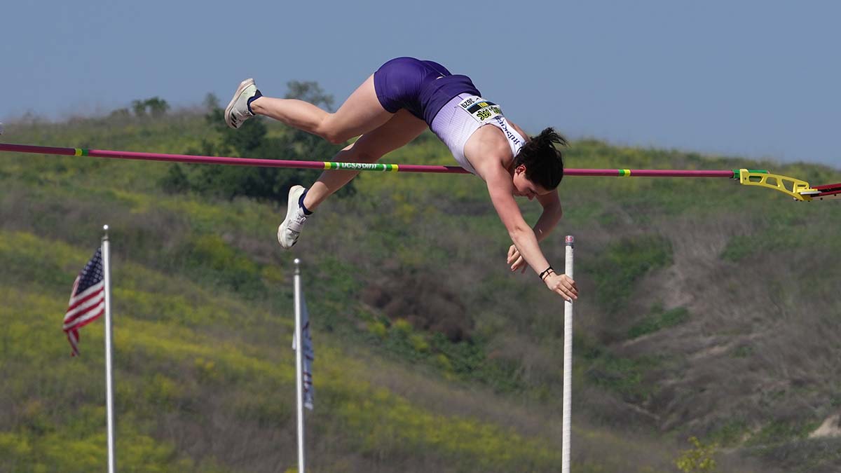 Freshman Hana Moll, Likely Paris-Bound, Won’t Go Pro Until College Vaulting Over [Video]