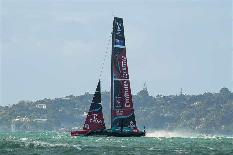 Extended play of Emirates Team NZ’s training session in 20-25kts gusting 30kts [Video]