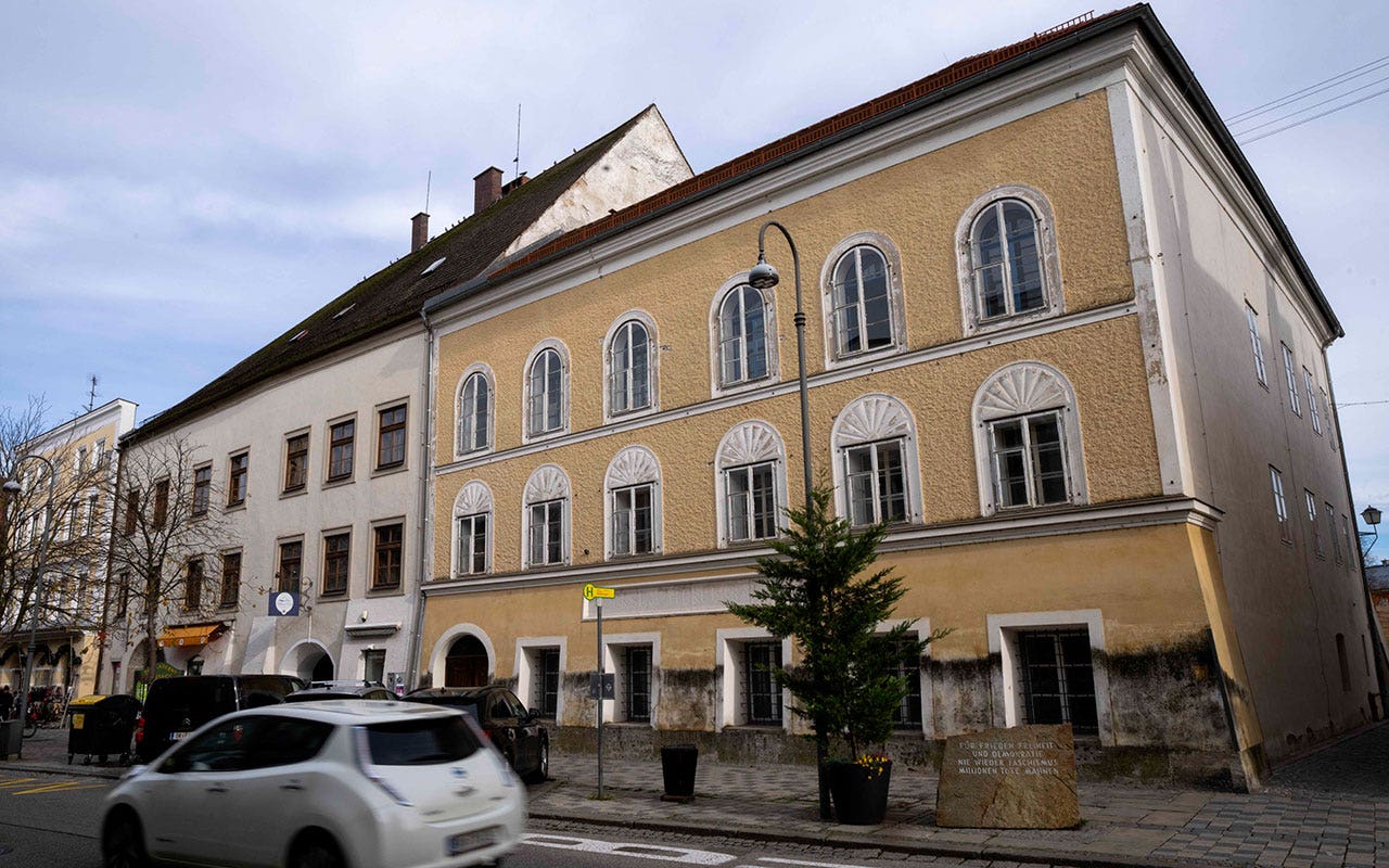4 arrested for Nazi tribute outside Hitler’s birthplace in Austria [Video]