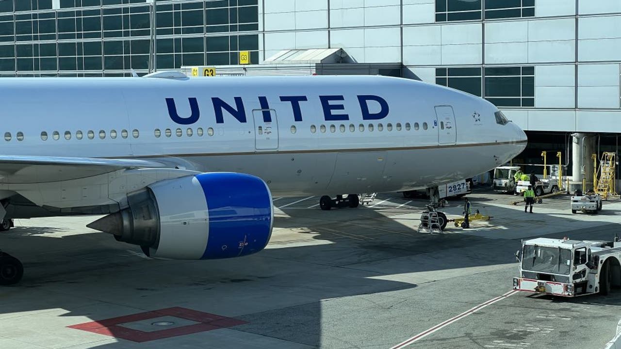 United flight diverts to SFO after smoke detected [Video]