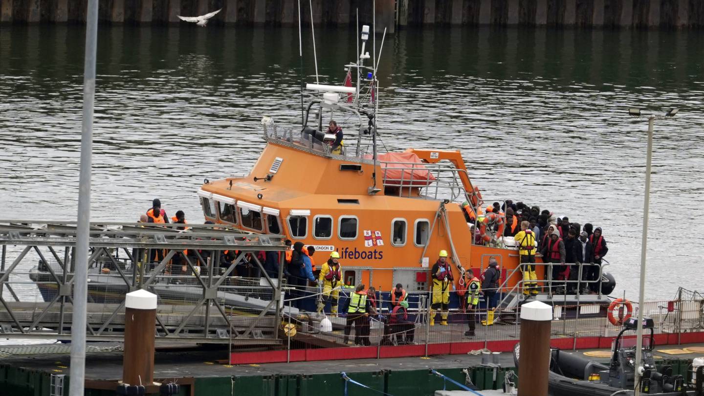 5 migrants die while crossing the English Channel hours after the UK approved a deportation bill  WPXI [Video]